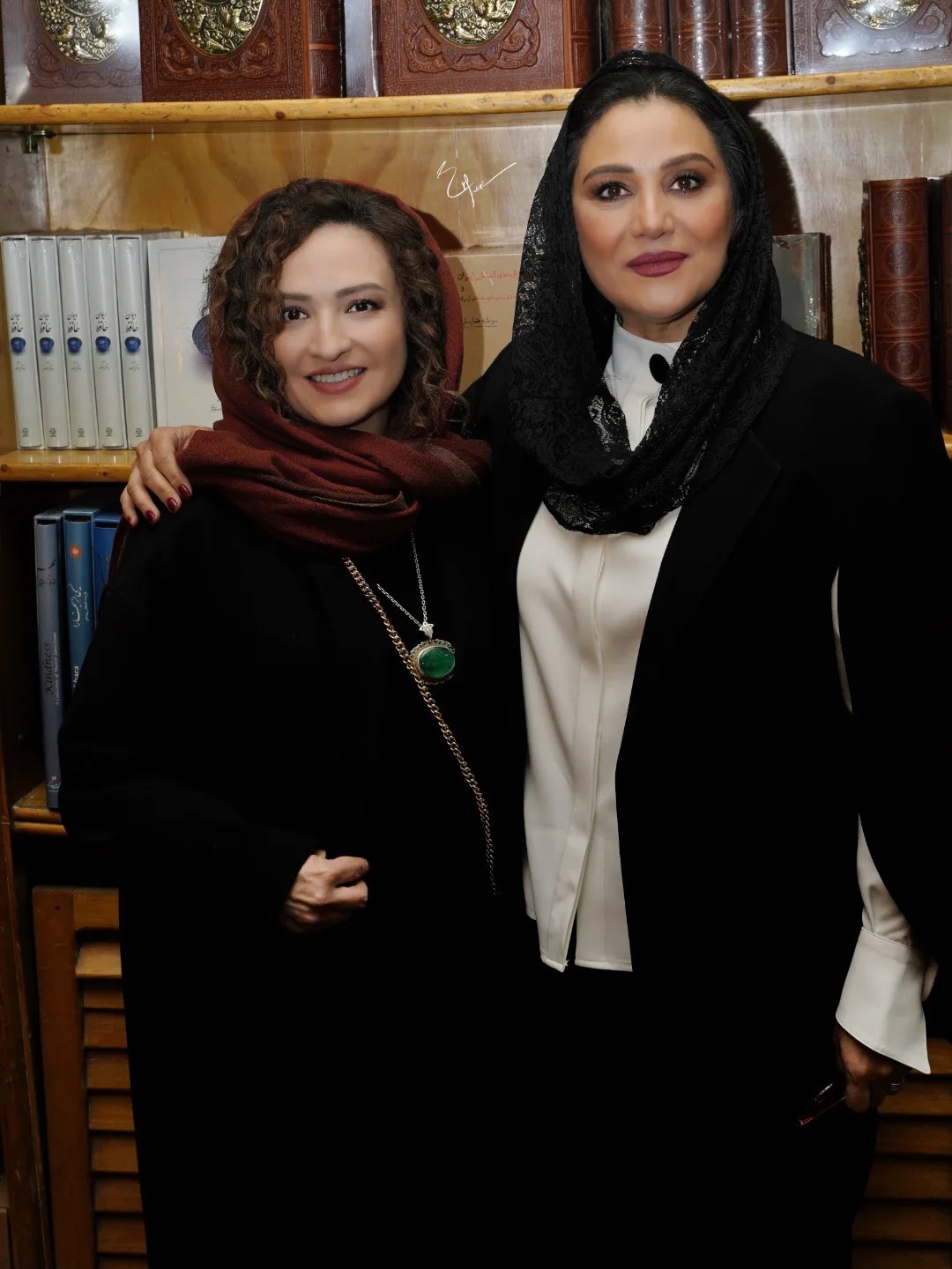 گلاره عباسی با گردنبند آویز بزرگ و سبزرنگ گلاره عباسی با گردنبند آویز بزرگ و سبزرنگ