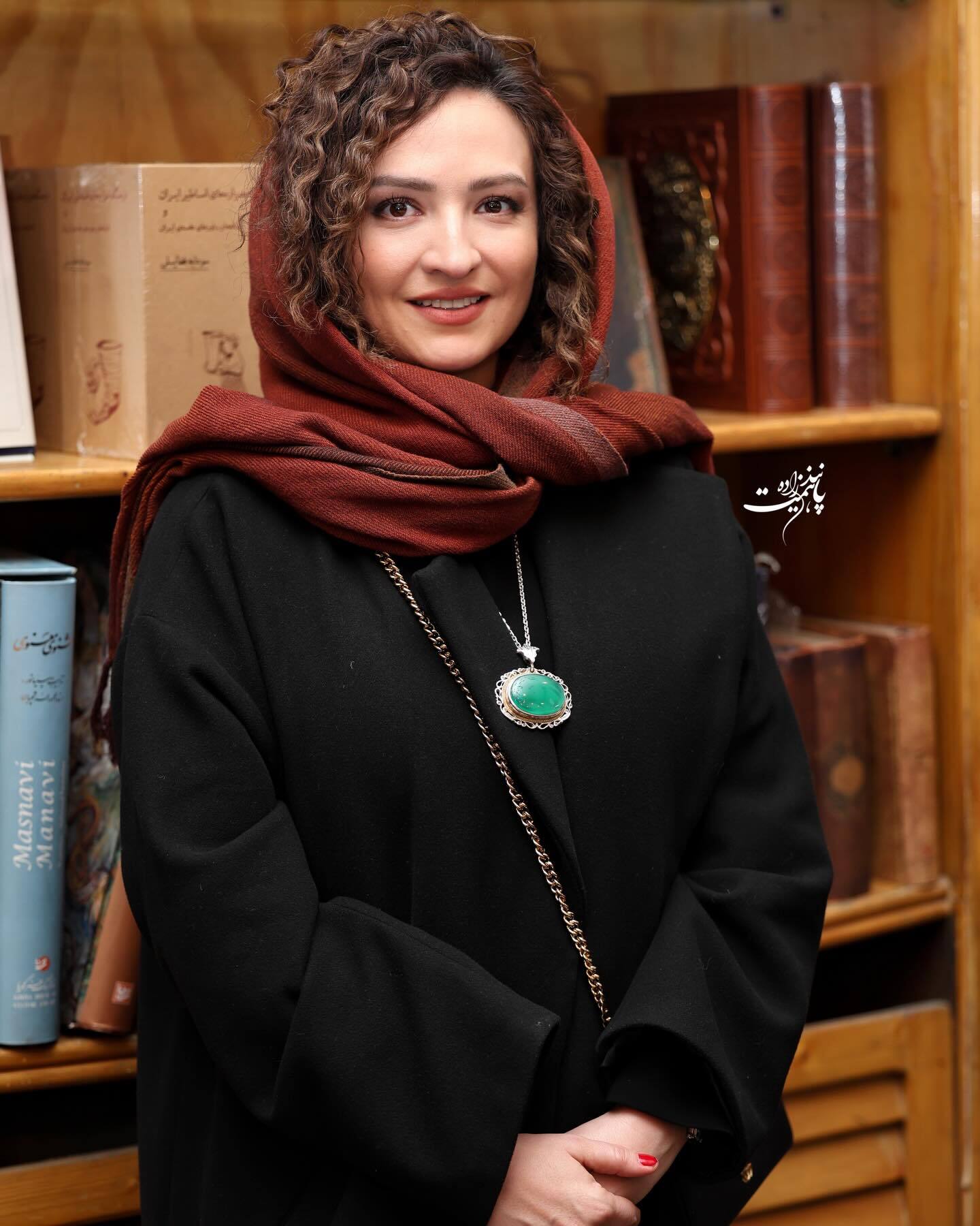 گلاره عباسی با گردنبند آویز بزرگ و سبزرنگ