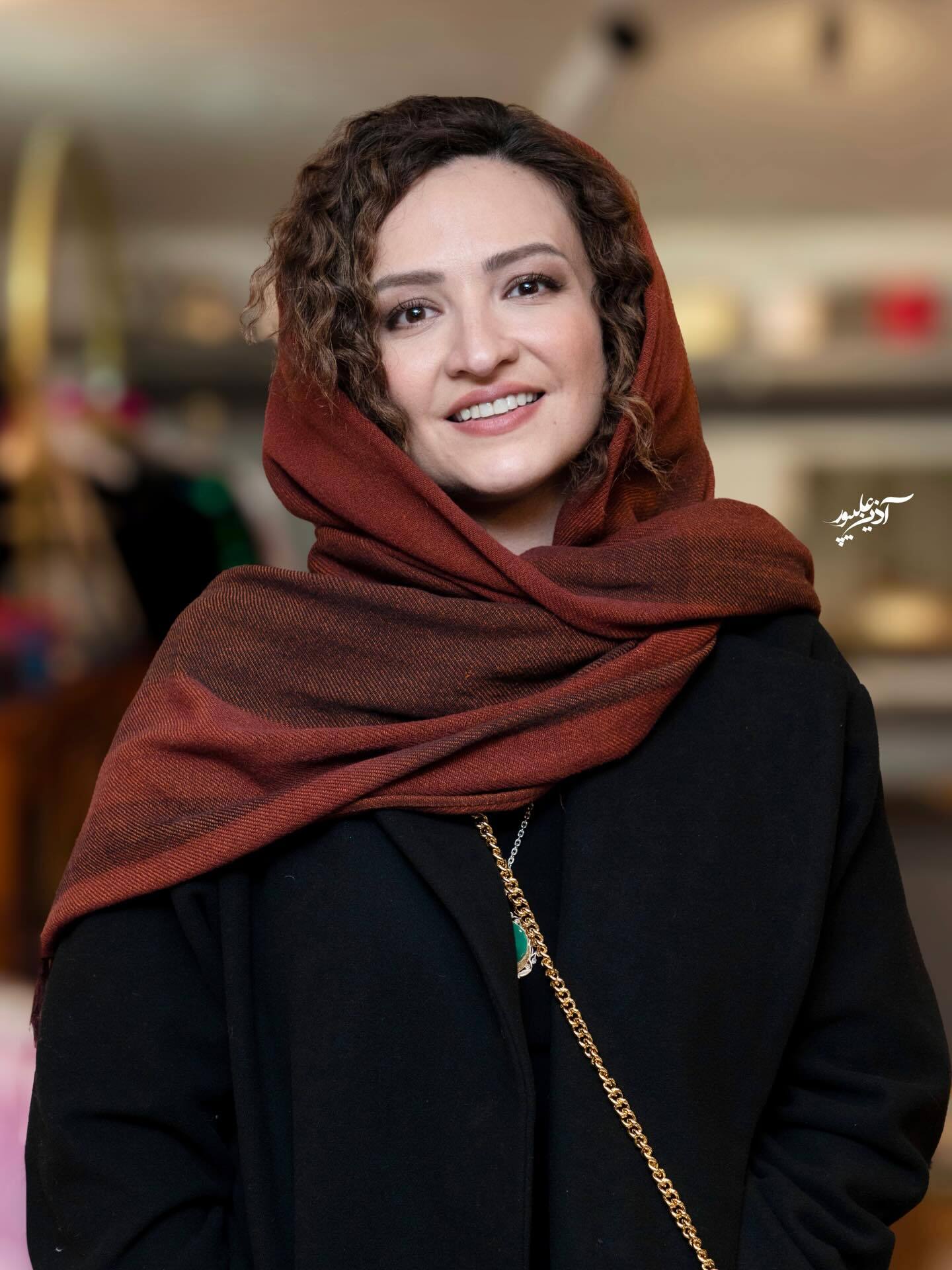 گلاره عباسی با گردنبند آویز بزرگ و سبزرنگ