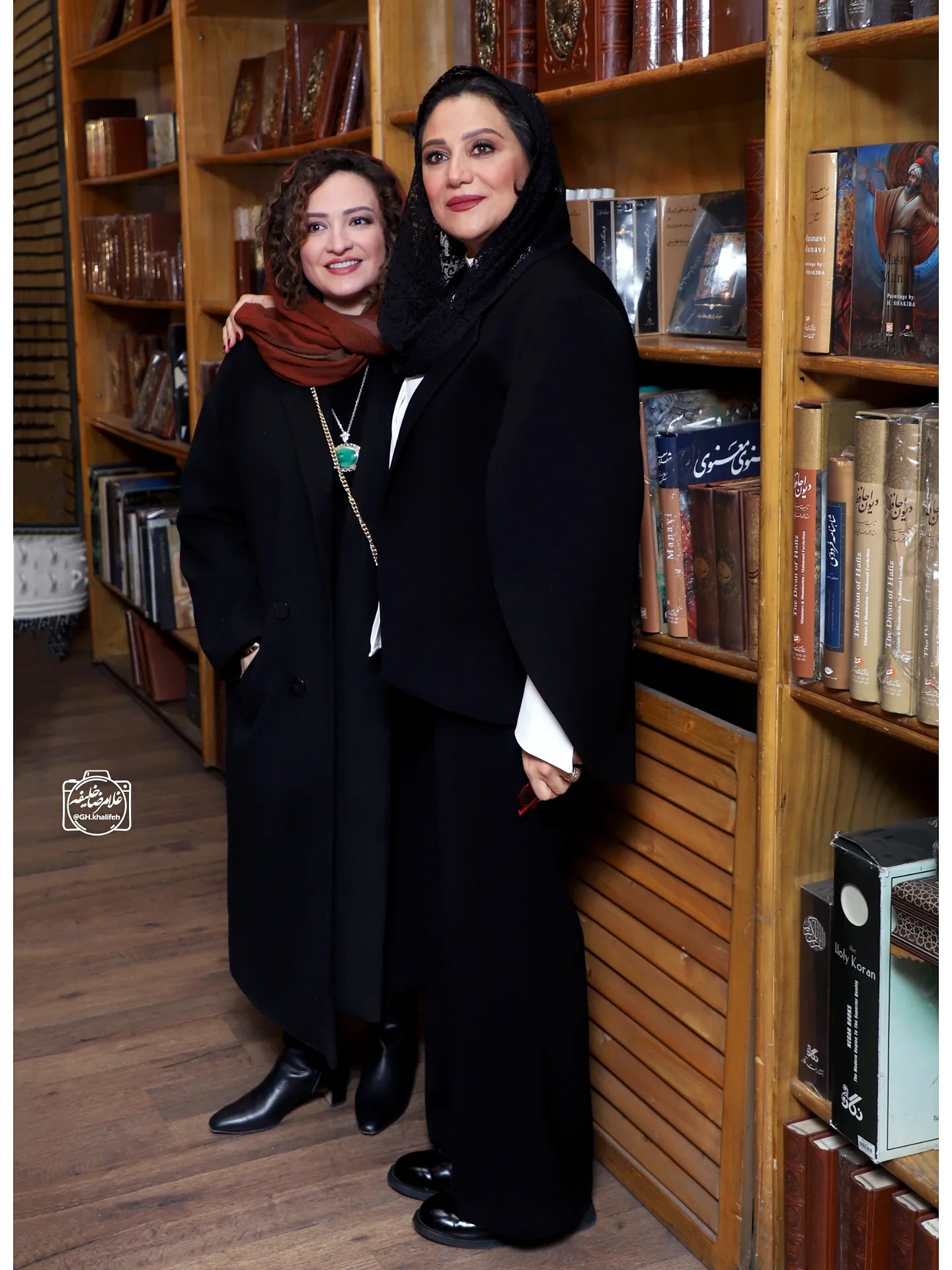 گلاره عباسی با گردنبند آویز بزرگ و سبزرنگ