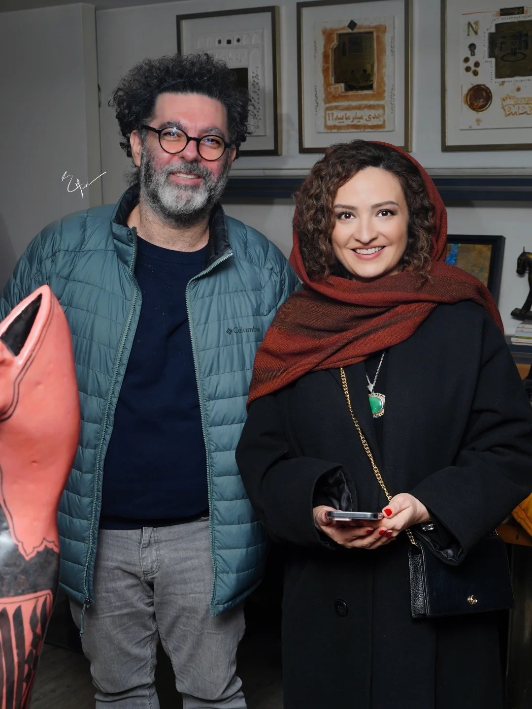 گلاره عباسی با گردنبند آویز بزرگ و سبزرنگ