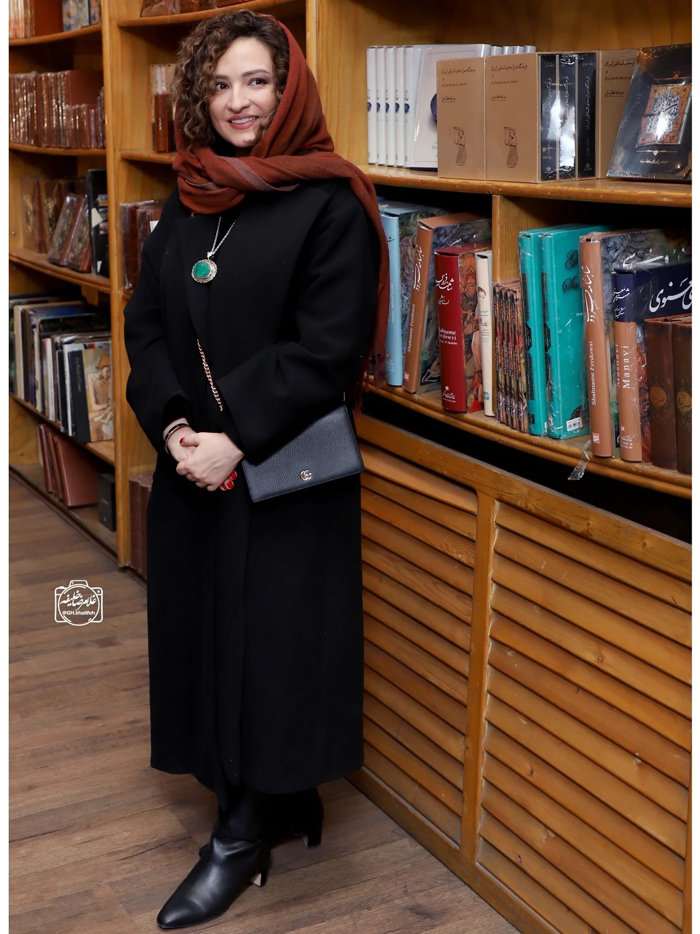 گلاره عباسی با گردنبند آویز بزرگ و سبزرنگ