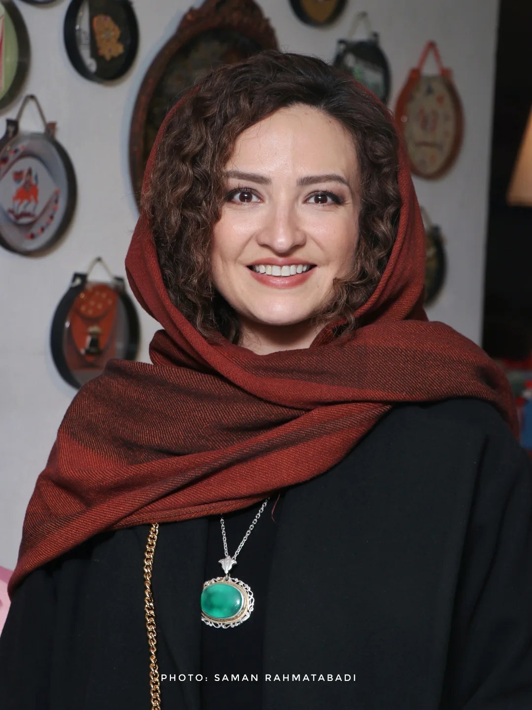 گلاره عباسی با گردنبند آویز بزرگ و سبزرنگ