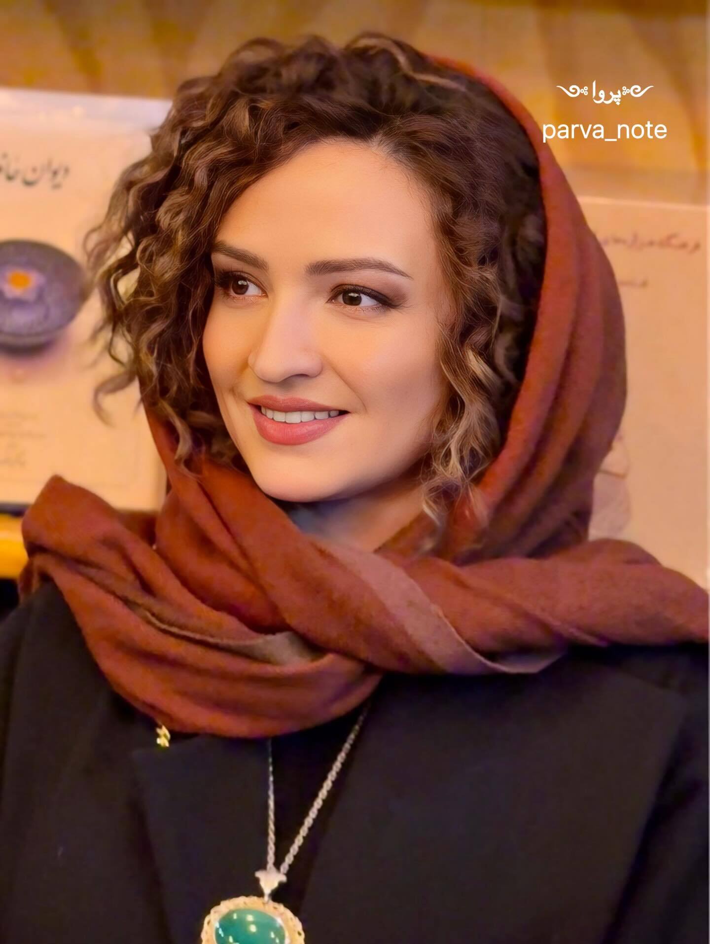 گلاره عباسی با گردنبند آویز بزرگ و سبزرنگ