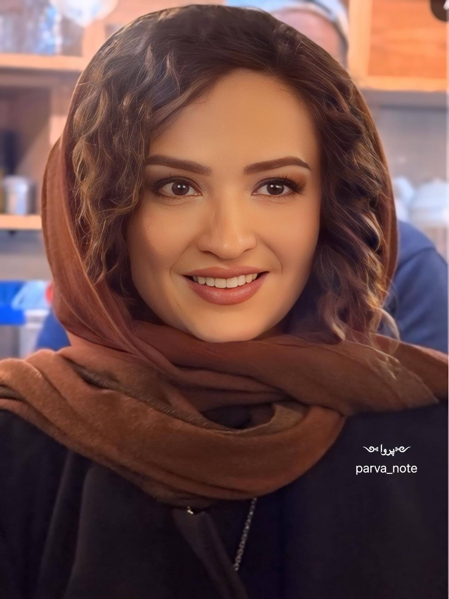 گلاره عباسی با گردنبند آویز بزرگ و سبزرنگ