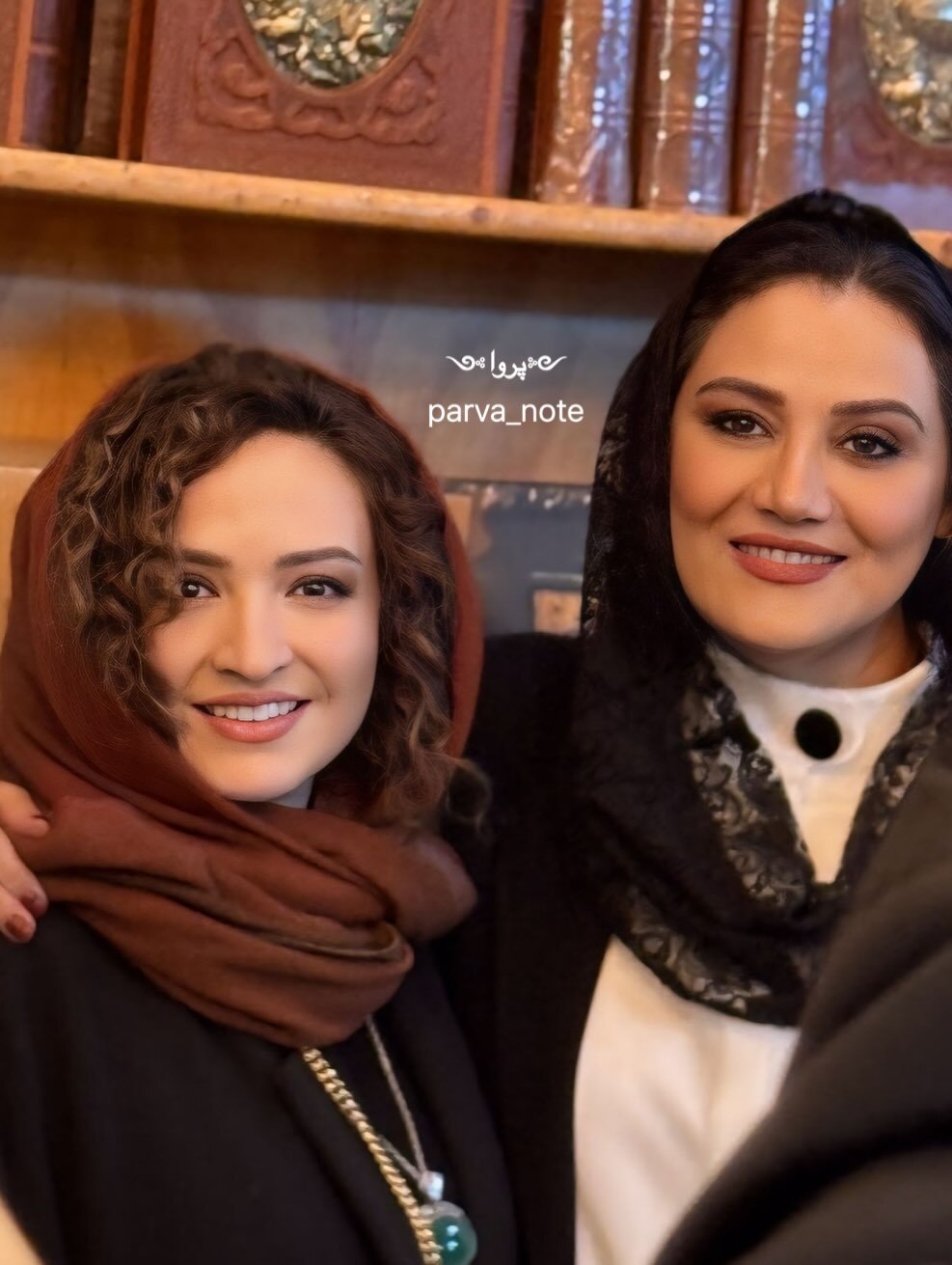 گلاره عباسی با گردنبند آویز بزرگ و سبزرنگ