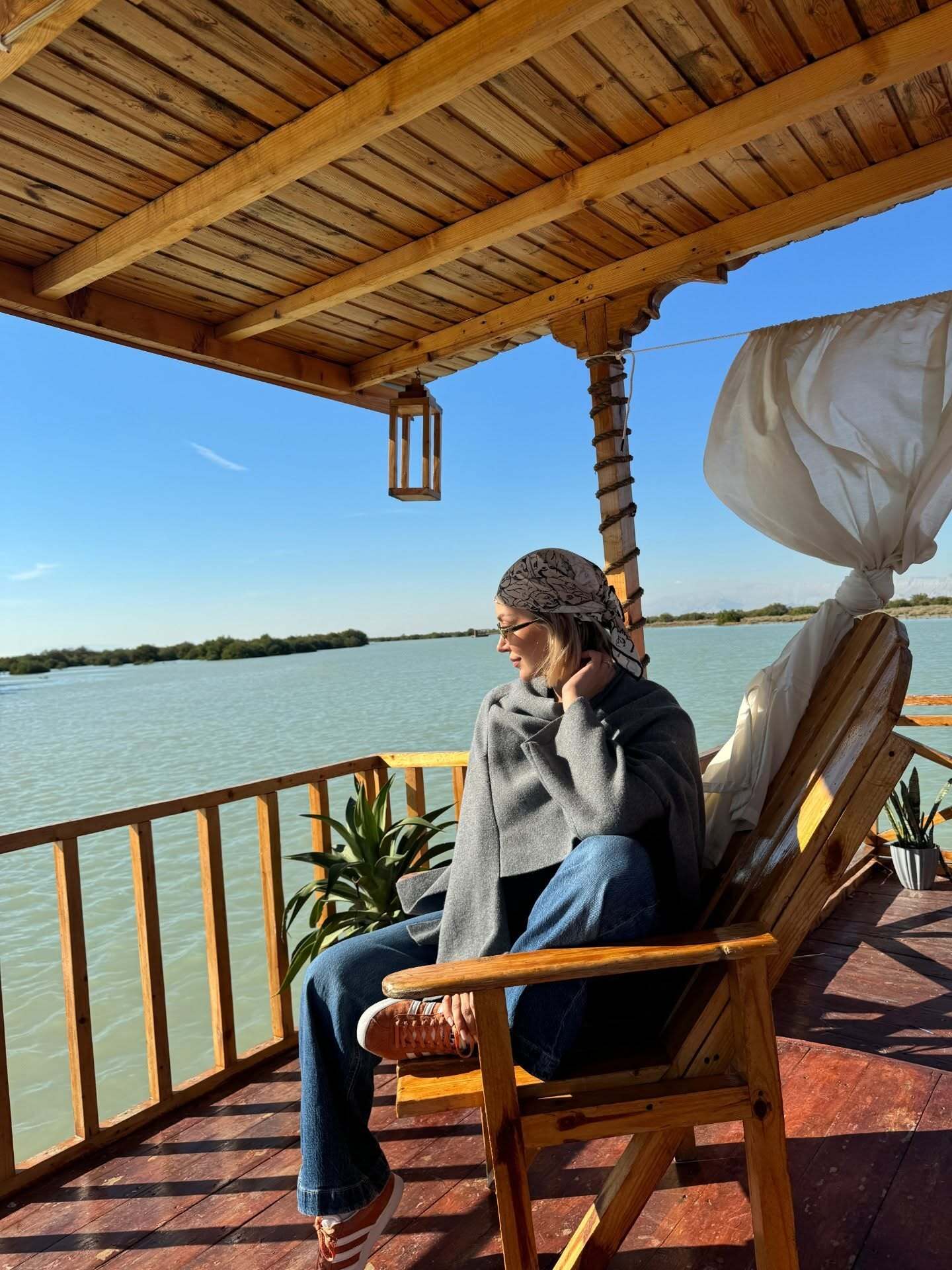 مینا مختاری به همراه همسرش بهرام رادان در قشم