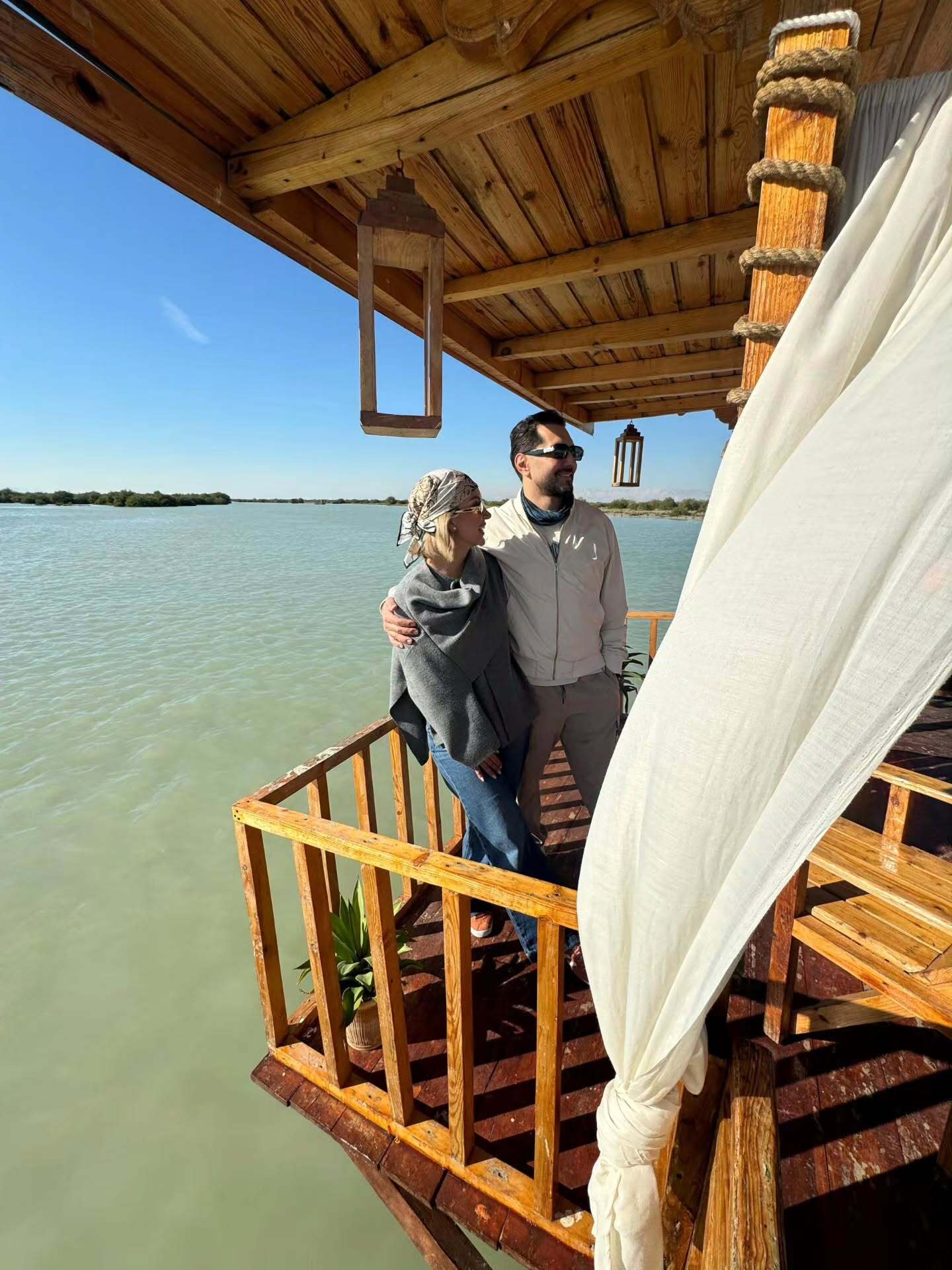 مینا مختاری به همراه همسرش بهرام رادان در قشم