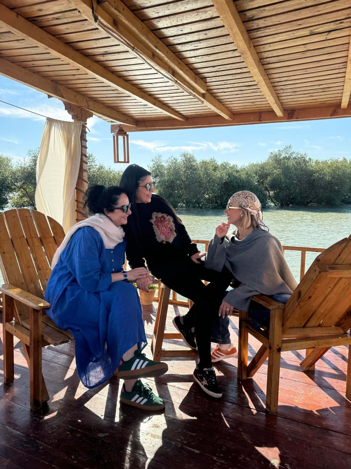 مینا مختاری به همراه همسرش بهرام رادان در قشم