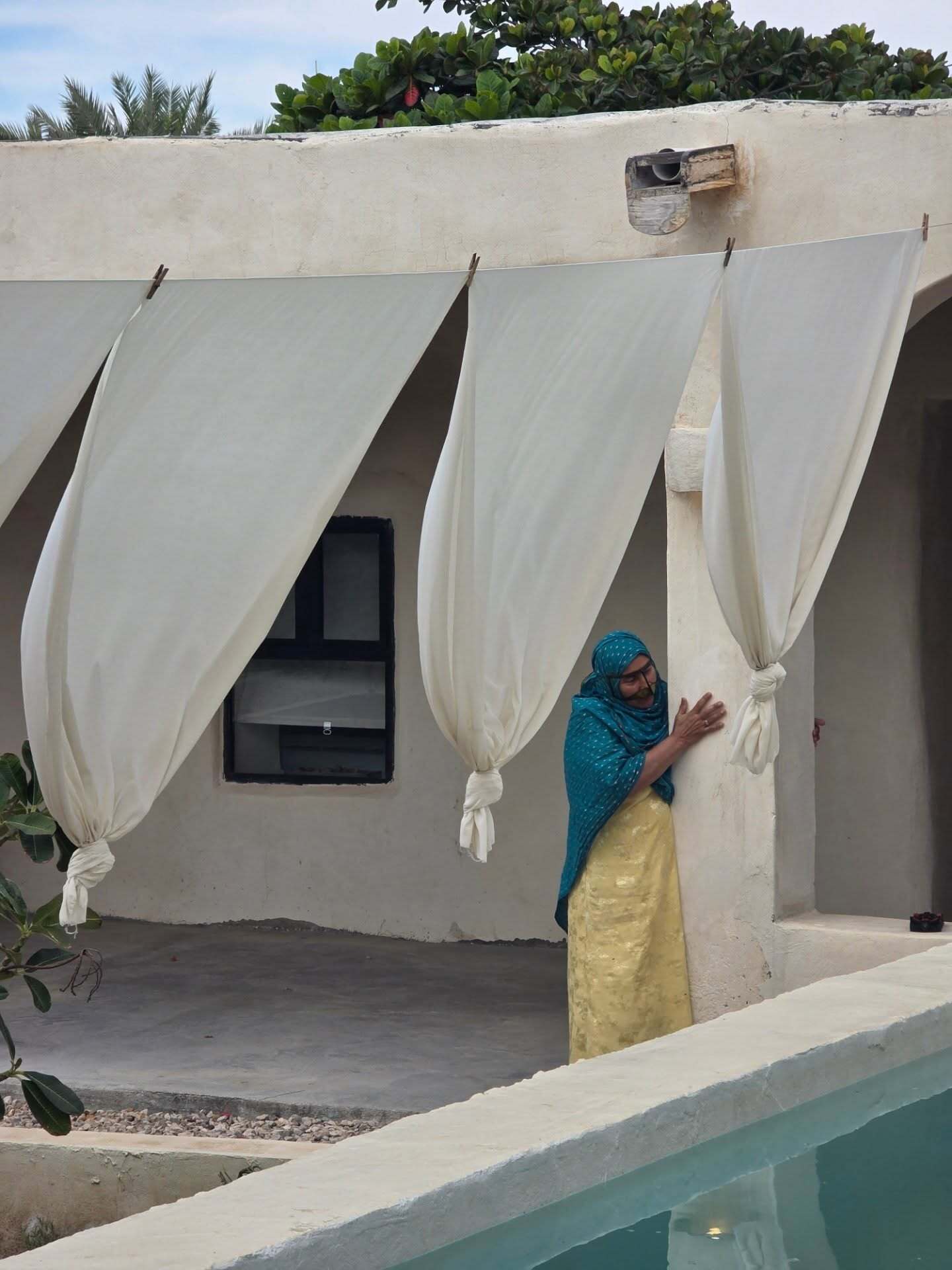 مینا مختاری به همراه همسرش بهرام رادان در قشم