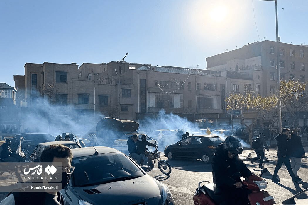 نمایی از تجمع اعتراضی کسبه و بازاریان در خیابان لاله‌زار تهران و حضور نیروهای انتظامی برای برقراری نظم در مسیرهای منتهی به میدان فردوسی.