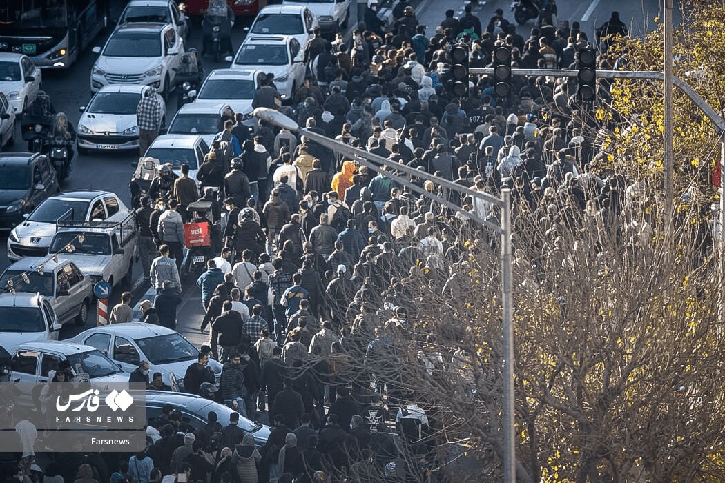 نمایی از تجمع اعتراضی کسبه و بازاریان در خیابان لاله‌زار تهران و حضور نیروهای انتظامی برای برقراری نظم در مسیرهای منتهی به میدان فردوسی.