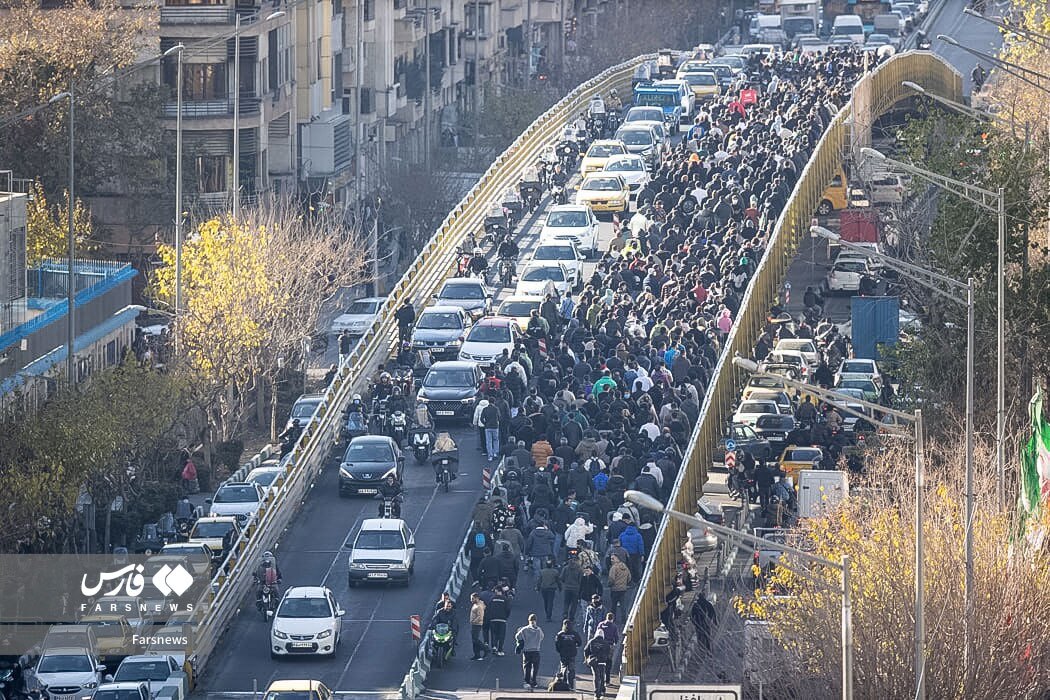 نمایی از تجمع اعتراضی کسبه و بازاریان در خیابان لاله‌زار تهران و حضور نیروهای انتظامی برای برقراری نظم در مسیرهای منتهی به میدان فردوسی.