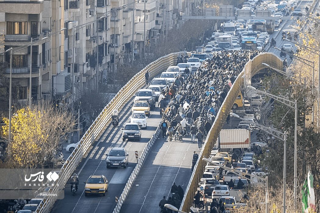 نمایی از تجمع اعتراضی کسبه و بازاریان در خیابان لاله‌زار تهران و حضور نیروهای انتظامی برای برقراری نظم در مسیرهای منتهی به میدان فردوسی.